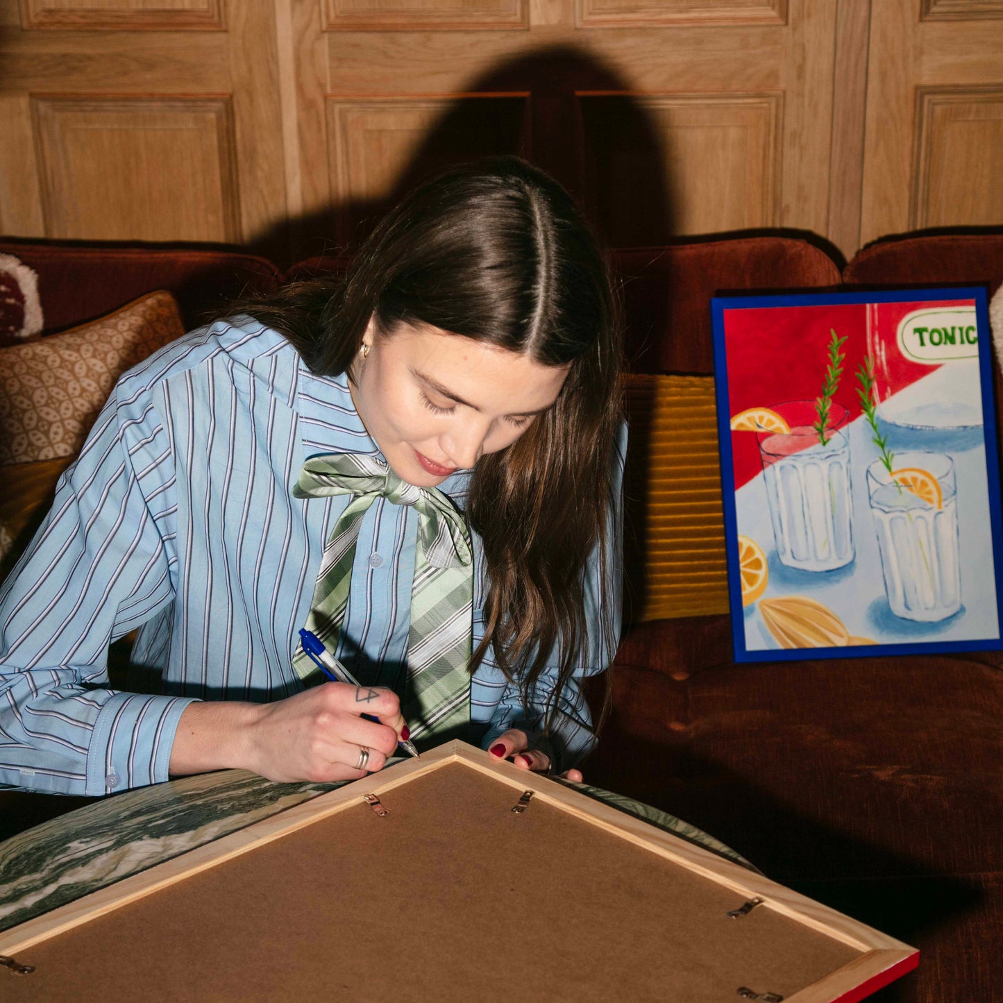 Mathilda Månsson - Girl Dinner med röd ram